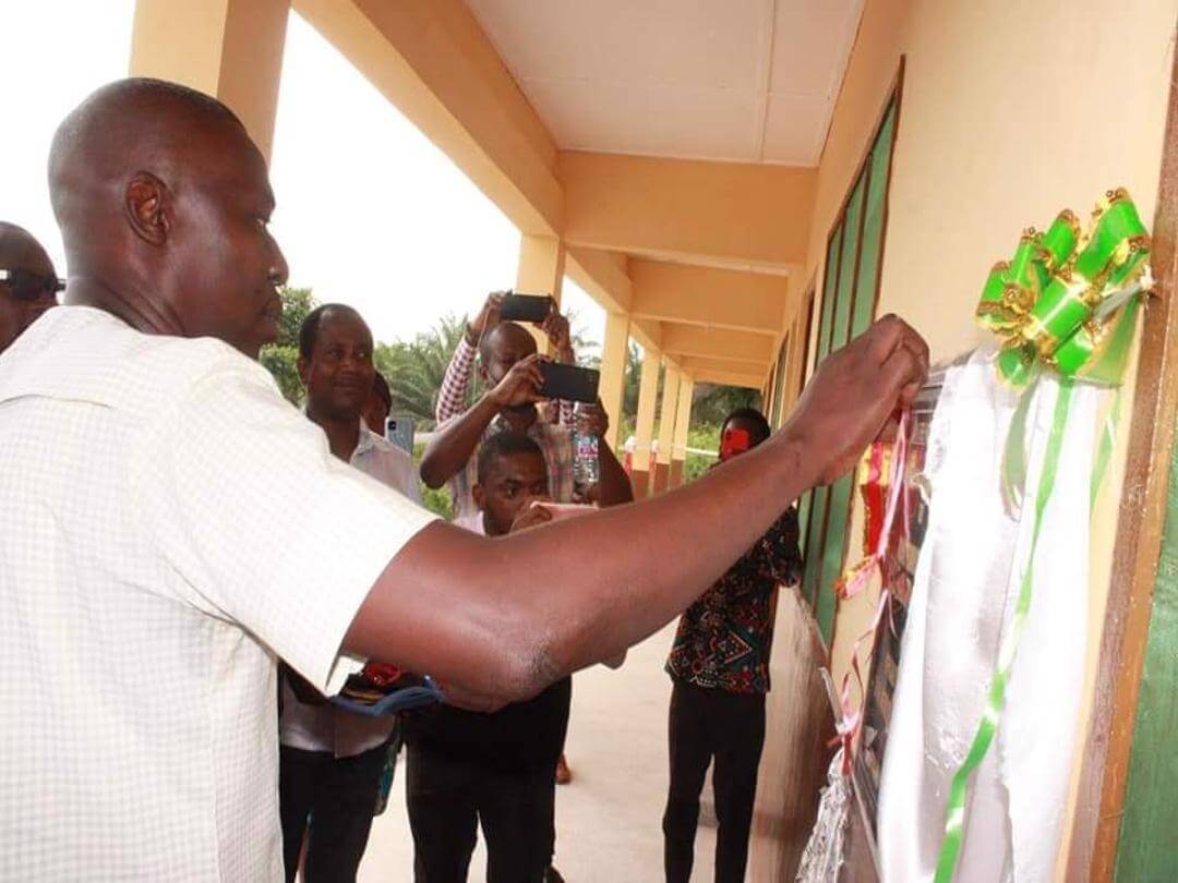 Mayor commissions modern classrooms block